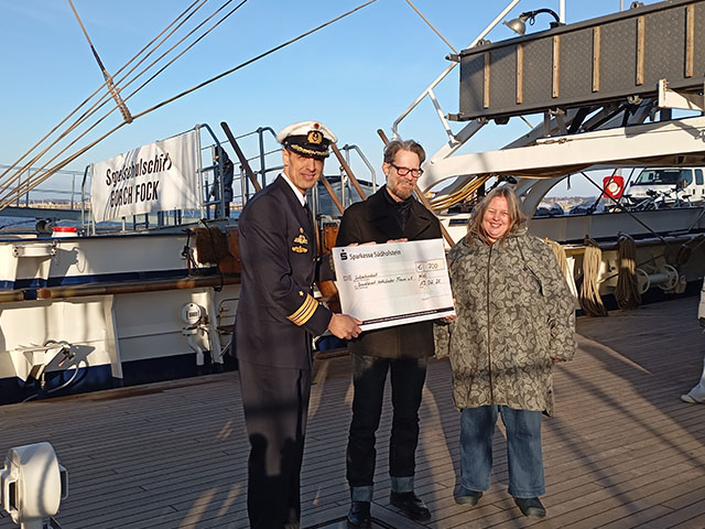 Scheckübergabe auf der Gorch Fock an die Geschäftsführung des SkF-Kiel